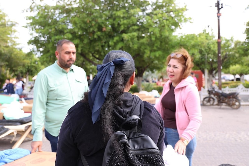 La Secretaría de Bienestar (SEBIDES) de Sinaloa, María Inés Pérez, encabezó la entrega de apoyos a familias desplazadas que residen temporalmente en la cabecera municipal de San Ignacio