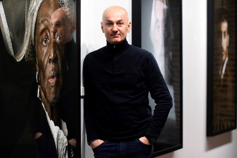El artista plástico español, Eugenio Recuenco, junto a su obra.