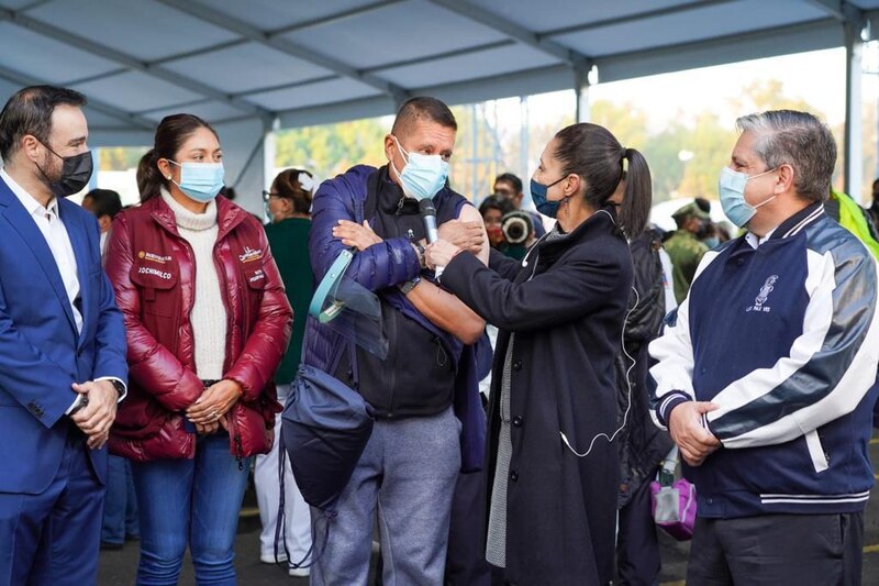El Presidente saluda a los trabajadores de la salud en la jornada de vacunación contra el COVID-19
