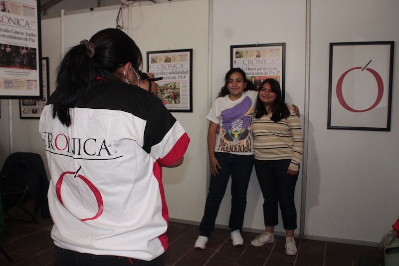 Mujeres indígenas en una exposición de arte.
