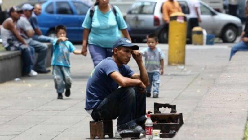 Un hombre sin hogar sentado en la calle