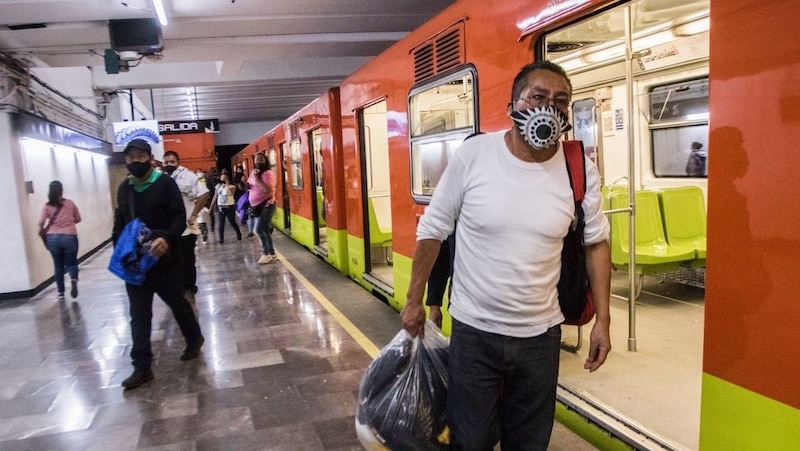 Un hombre con cubrebocas en el metro