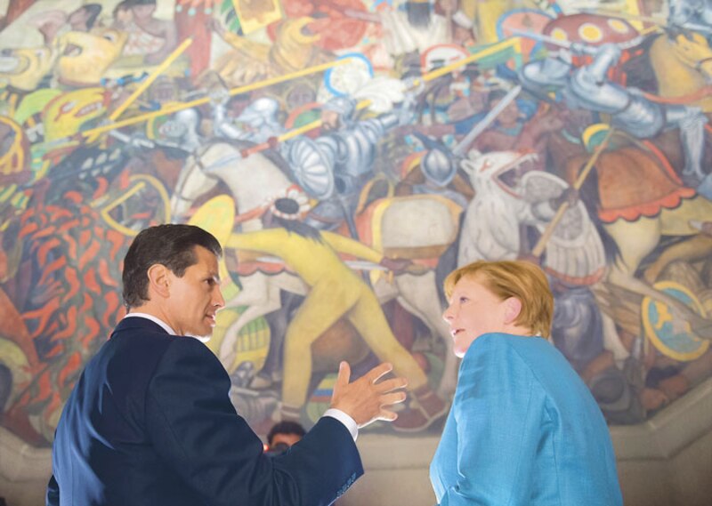 El presidente mexicano Felipe Calderón y la canciller alemana Angela Merkel se reúnen en el Palacio Nacional de la Ciudad de México.