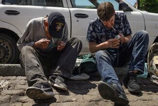 Adictos estaodunidenses cruzan a México para comprar droga a menor costo