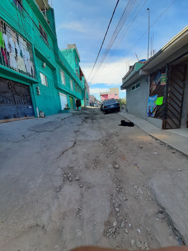 Calle angosta en un barrio de México