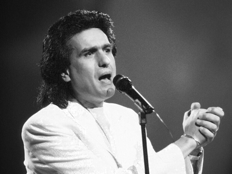 El cantante español Miguel Bosé en concierto.