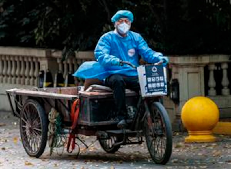 Repartidor en bicicleta con mascarilla