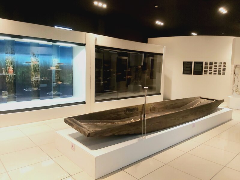 Canoa indígena en exhibición en un museo