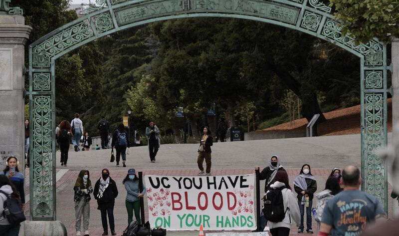 Estudiantes de la Universidad de California en Berkeley protestan contra la violencia policial