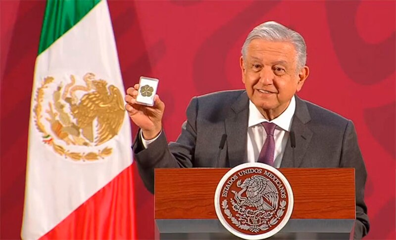 El presidente Andrés Manuel López Obrador muestra un trébol de cuatro hojas durante su conferencia de prensa matutina.