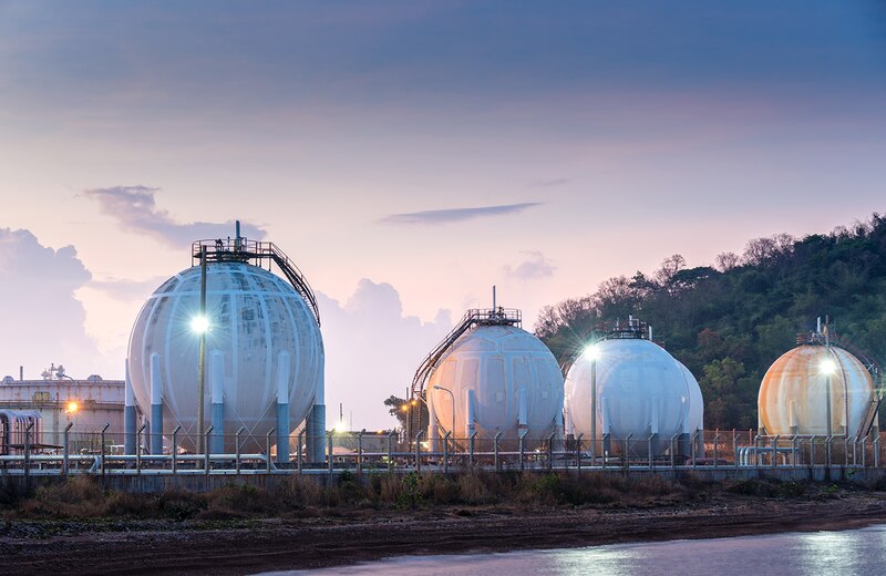 Los tanques de almacenamiento de gas natural licuado (GNL) en una terminal de GNL.