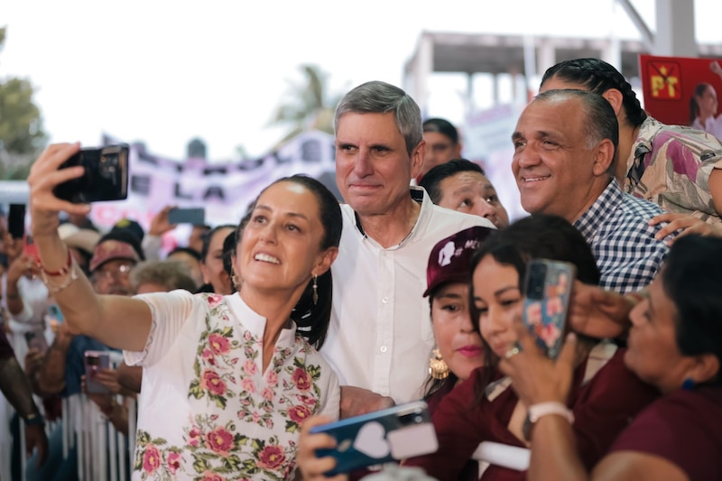 El candidato presidencial Ricardo Anaya se toma una selfie con una mujer durante un mitin en la Ciudad de México.