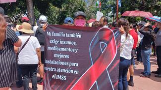 Ante falta de insumos básicos en clínicas del IMSS, el personal salió a protestar en Guadalajara