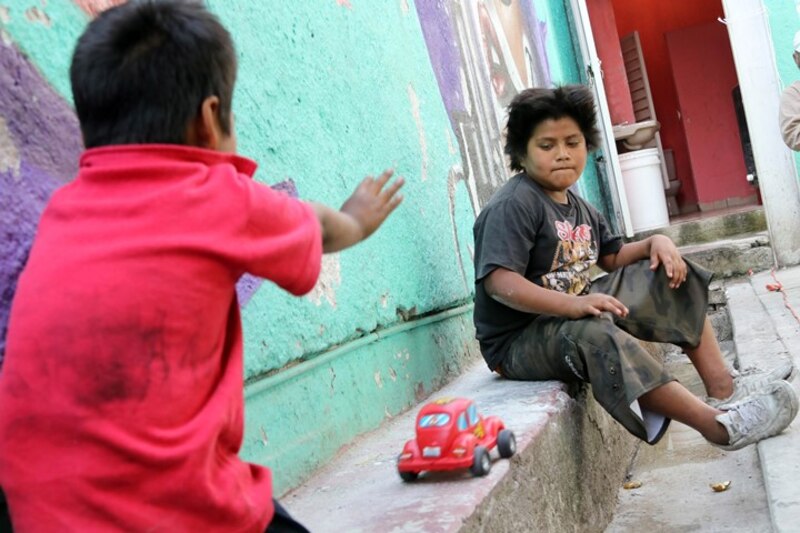Dos niños jugando en una callejón