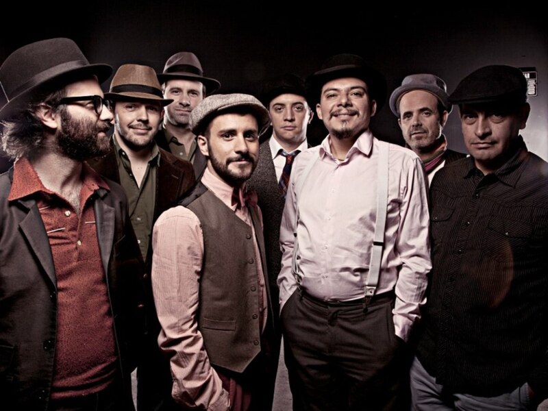 Conjunto de hombres con sombreros y ropa de época
