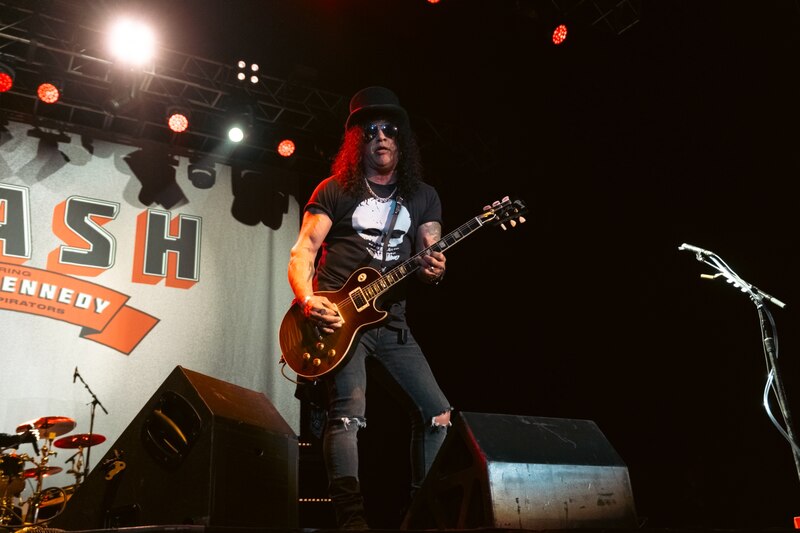 Slash tocando la guitarra en concierto