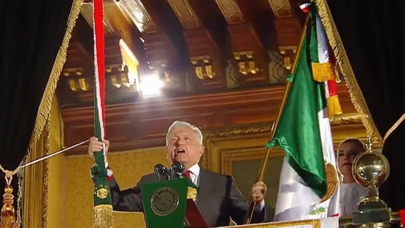 El presidente Andrés Manuel López Obrador ondea la bandera de México durante su toma de posesión.