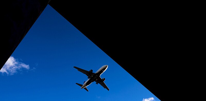 Un avión vuela sobre un cielo azul