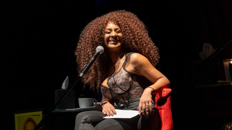 La cantante española Rosalía actúa en un concierto.