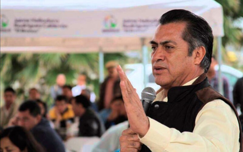 El político mexicano Ricardo Monreal Ávila da un discurso ante una multitud.