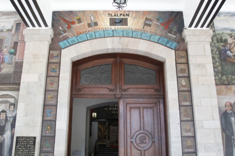 Title: Murales en la entrada del Museo de Historia de Tlalpan