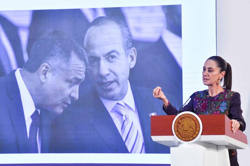 Claudia Sheinbaum, presidenta de México, durante su intervención en la "Mañanera del Pueblo" realizada en el salón Tesorería de Palacio Nacional. La mandataria se refirió a la sentencia de 38 años de prisión a Genaro García Luna por sus nexos con el narcotráfico. Mostró una fotografía de Felipe Calderón, ex presidente de México junto a su entonces secretario de Seguridad Pública, Genaro García Luna.