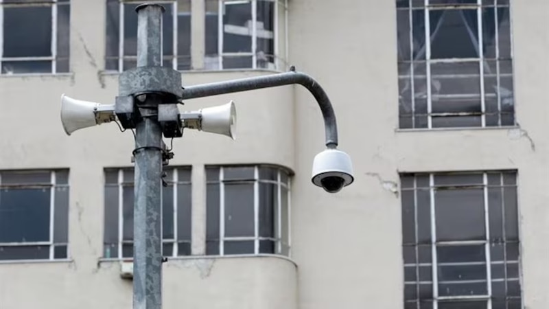 Cámara de vigilancia en la fachada de un edificio