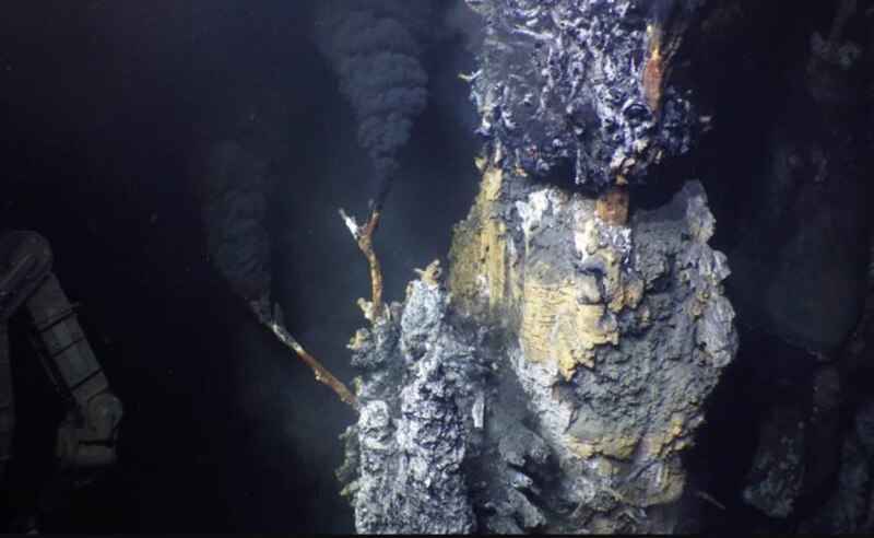 Imagen de una chimenea hidrotermal en el fondo marino