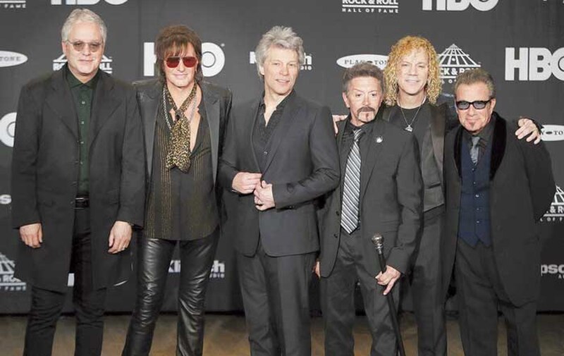 Los miembros de la banda Journey posan para una foto en la alfombra roja en el 2017 Rock & Roll Hall of Fame Induction Ceremony.