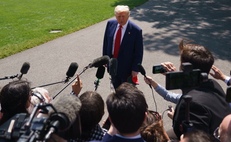 El presidente Donald Trump advirtió que perseguirá judicialmente a los medios y funcionarios que filtraron detalles del rescate de dos pilotos estadounidenses en territorio iraní.