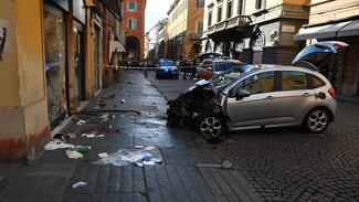 Sujeto embiste con su auto a peatones al norte de Italia, reportan 8 heridos
