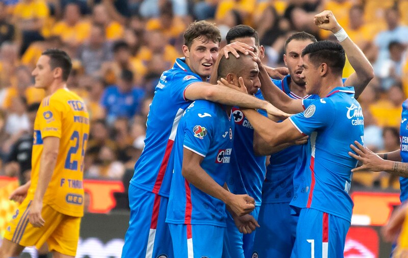 Jugadores de fútbol celebrando un gol