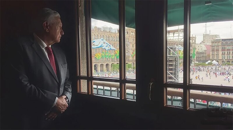 El presidente López Obrador observa la plancha del Zócalo desde Palacio Nacional