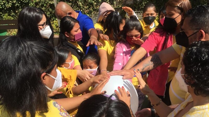 Personas de todas las edades se reúnen para orar en grupo