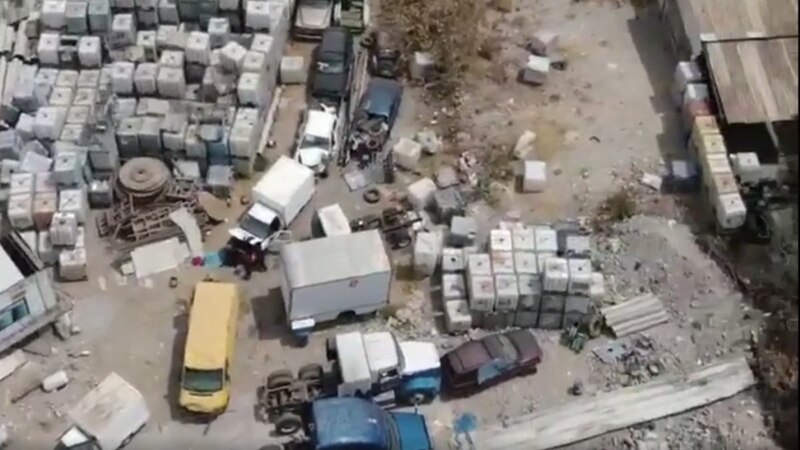 Accidente de tránsito múltiple en un depósito de materiales de construcción