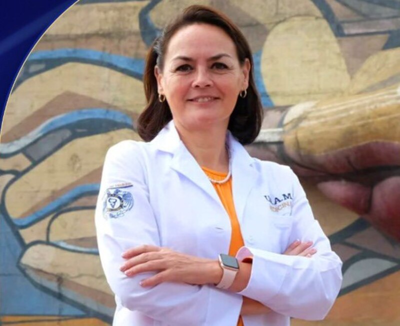 La Dra. Ana María Polo, jueza del programa de televisión "Caso Cerrado", sonríe frente a una pared pintada.