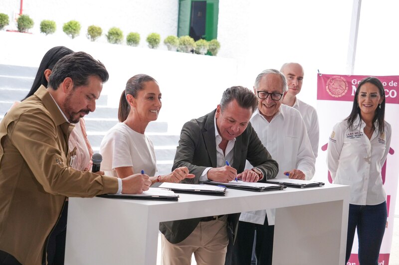 La Presidenta Claudia Sheinbaum, el gobernador de Jalisco, Pablo Lemus y los secretarios de Salud, del Bienestar y el director del IMSS, firmaron el convenio de colaboración del programa Salud Casa por Casa