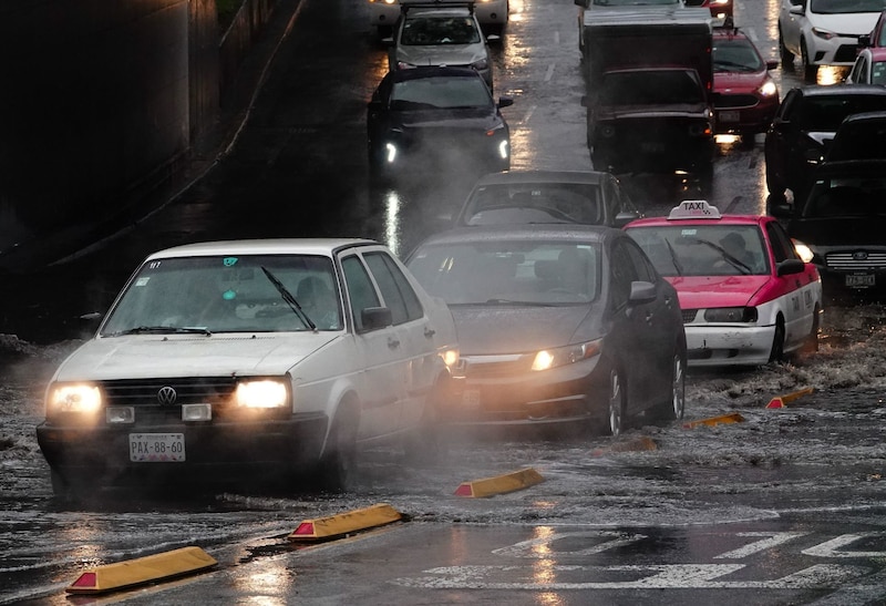 Se recomienda manejar con precaución ante los encharcamientos en la capital del país y zona metropolitana.