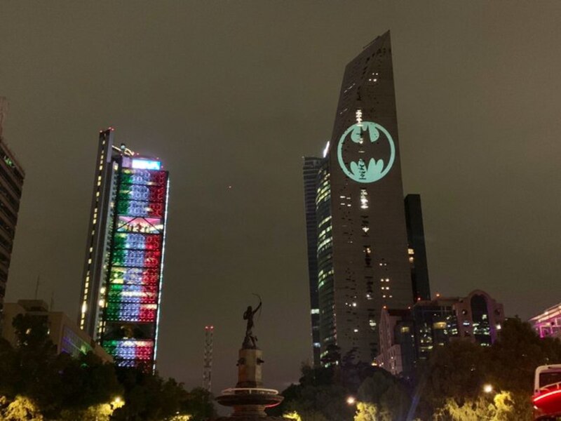 Proyectan logo de Batman en Torre Reforma