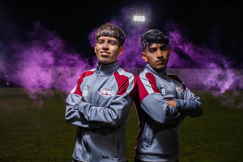 Dos jóvenes futbolistas posan para una foto