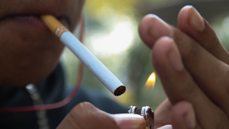 Mujer fumando un cigarrillo