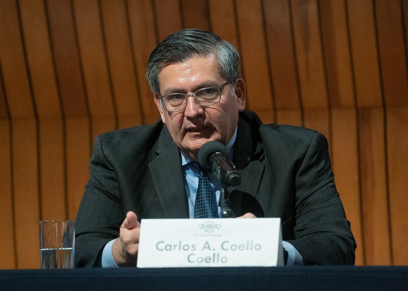 Carlos A. Coello, investigador del CONICET y director del Instituto de Investigaciones en Biodiversidad y Medioambiente (INIBIOMA), brindó una charla sobre los humedales en el marco del ciclo de conferencias "Ciencia en el Bar".