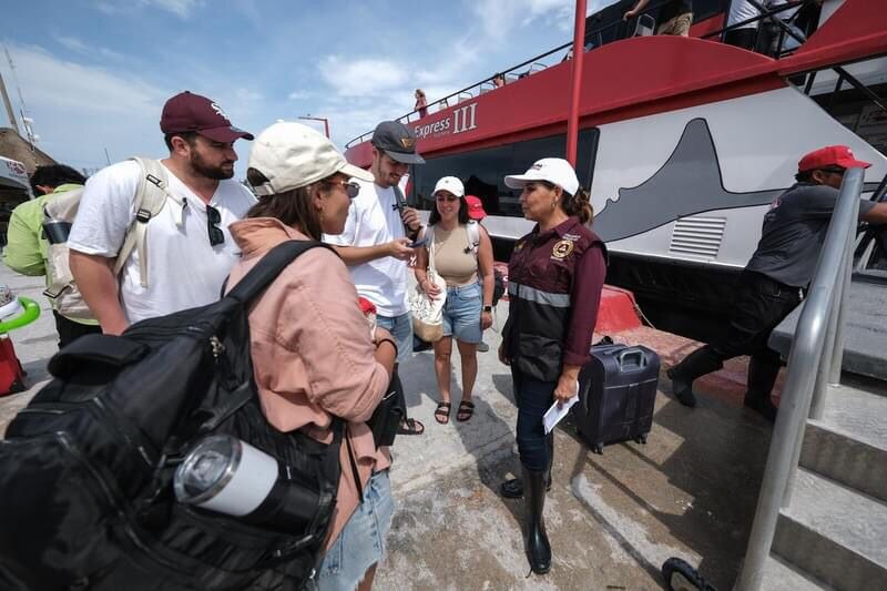 Pasajeros abordan un barco en Puerto Vallarta