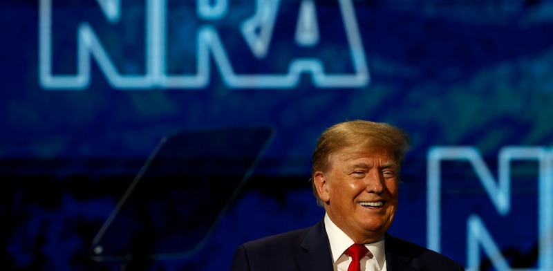 El presidente Trump sonríe ante la multitud en la convención de la NRA