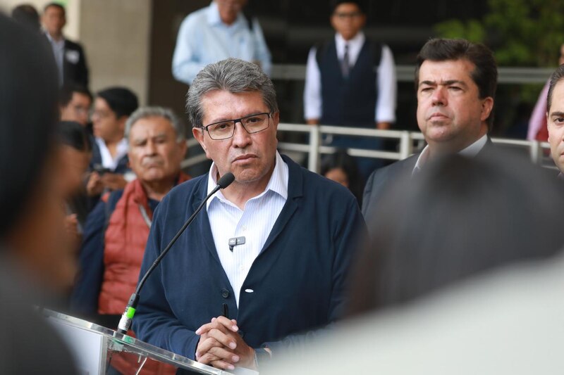 El presidente López Obrador da un discurso ante la prensa.