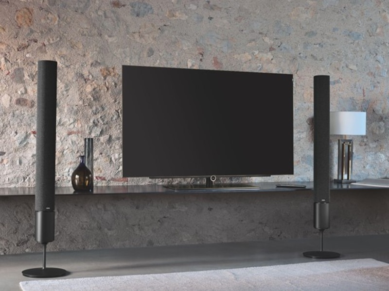 Televisor con sistema de sonido envolvente.