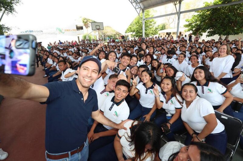 El actor mexicano Gael García Bernal se toma una foto con estudiantes en una escuela de Chiapas.