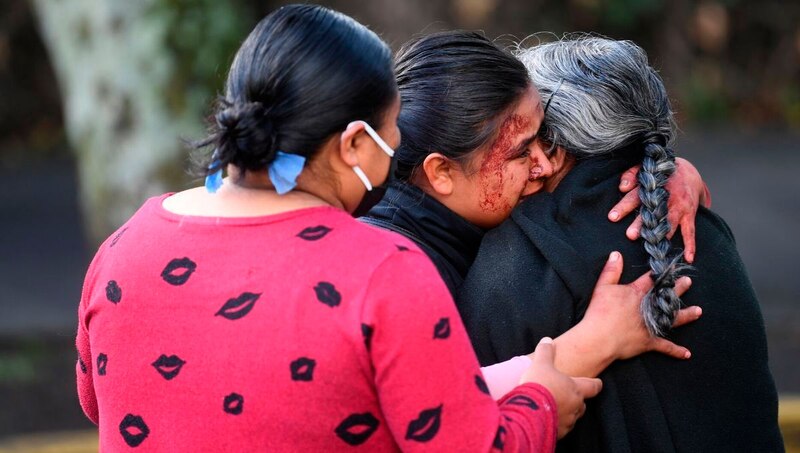 Mujeres se abrazan tras el sismo en México