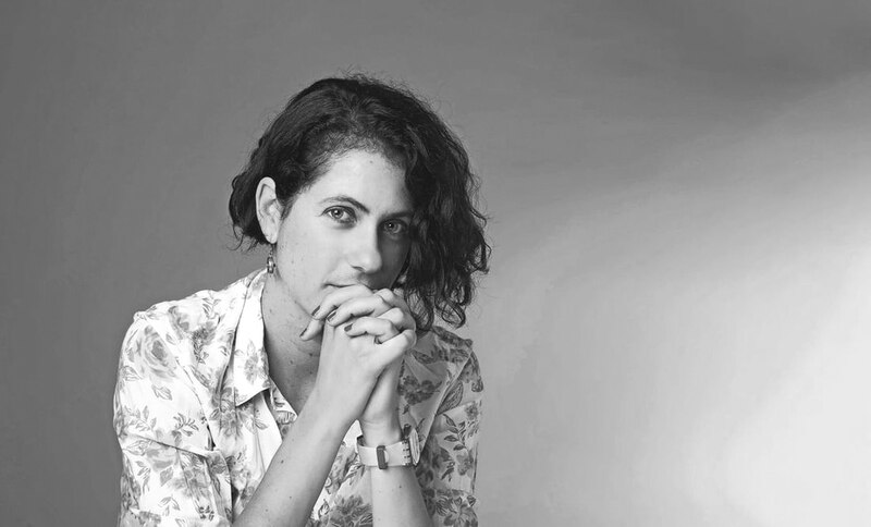 Retrato en blanco y negro de una mujer joven con el pelo corto y oscuro.