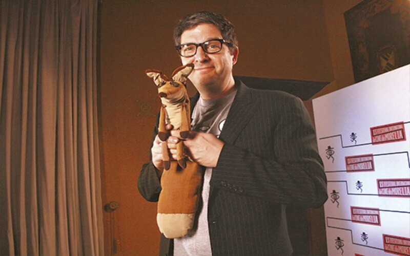 El director Wes Anderson con su títere de Mr. Fox